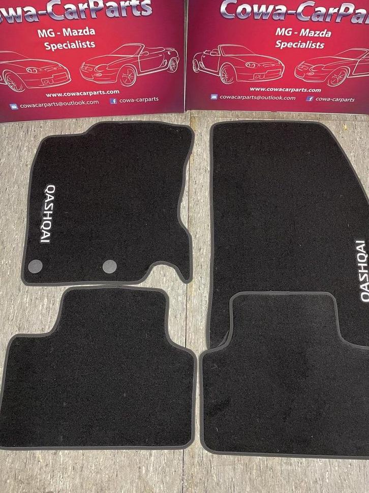 Nissan Qashqai J11 velours Matten set + logo J11 (2013-2021), Auto-onderdelen, Interieur en Bekleding, Nieuw, Ophalen of Verzenden