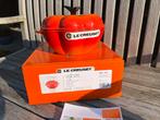 Le Creuset Pompoen Orange Vulcanic, 22 cm nieuw in de doos, Gietijzer, Nieuw, Ophalen of Verzenden, Keramische plaat