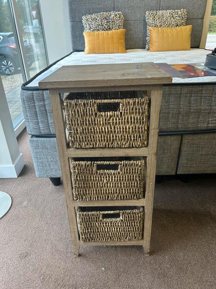 Houten kastje met 3 rieten manden, Antiek en Kunst, Antiek | Meubels | Kasten, Ophalen