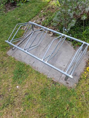 Fietsrek voor 4 fietsen beschikbaar voor biedingen