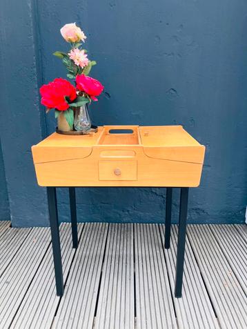 Unieke vintage naaitafel / make-up tafel / bijzettafel beschikbaar voor biedingen
