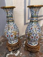 Superbe paire de vases en cloisonné de Chine avec socles