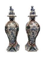 Paar vazen van aardewerk — Delft of Desvres — Chinees decor
