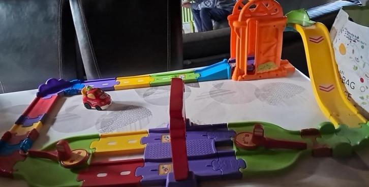 toet toet racecirquit met auto op afstandbediening, Enfants & Bébés, Jouets | Vtech, Enlèvement