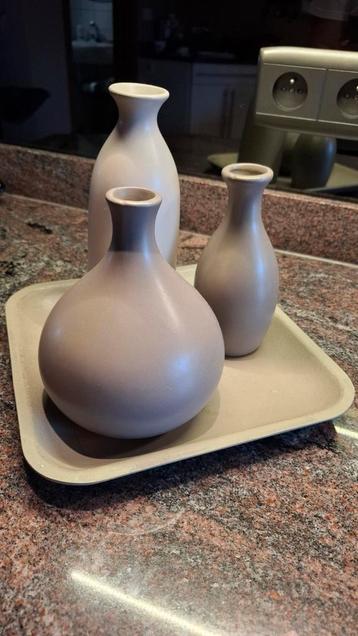 3 vaasjes met bijpassende schotel (nieuwstaat) beschikbaar voor biedingen