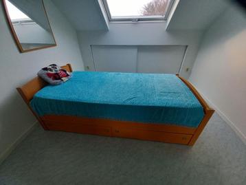 Eenpersoonsbed met lattoflex en Bureau en Nachtkastje beschikbaar voor biedingen