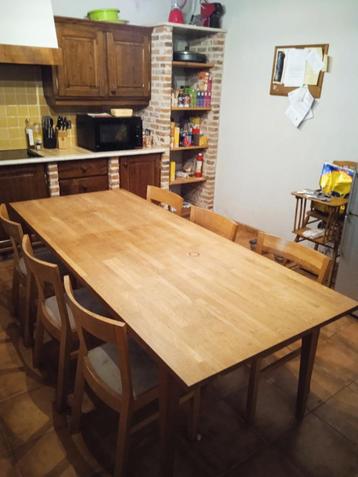 Tafel + 6 stoelen beschikbaar voor biedingen