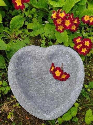 Vogelbad , beton beschikbaar voor biedingen