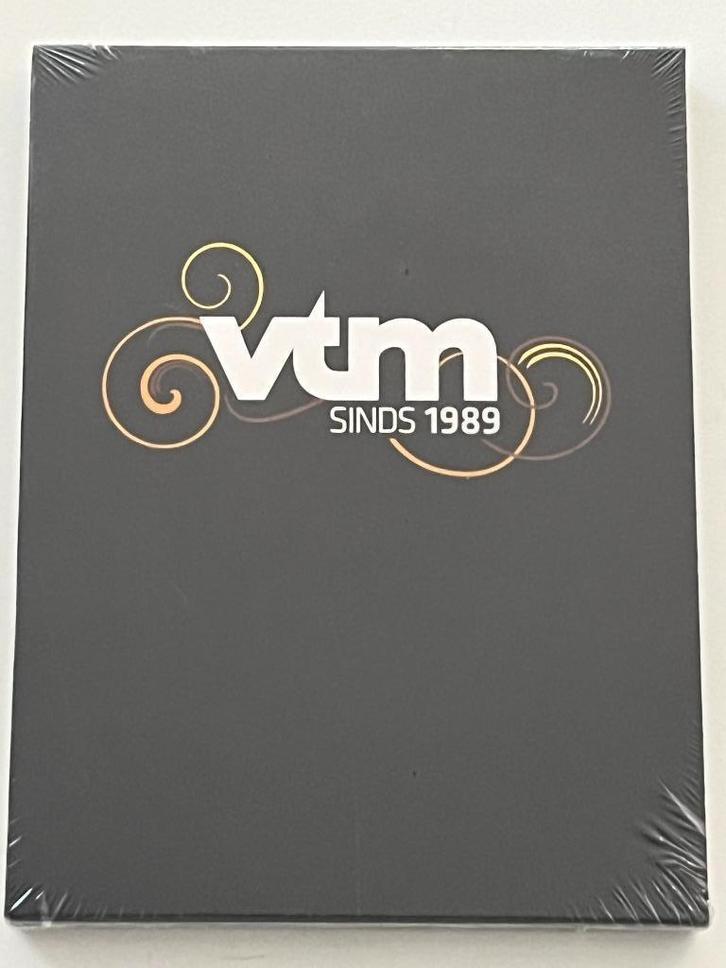 De schuld van VTM - VTM Sinds 1989 (Nieuw), Cd's en Dvd's, Dvd's | Tv en Series, Nieuw in verpakking, Overige genres, Boxset, Alle leeftijden