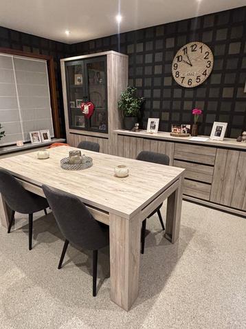 Eettafel met 4 stoelen beschikbaar voor biedingen