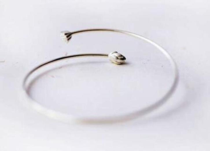 Lotus in open verzilverde armband, Handtassen en Accessoires, Armbanden, Nieuw, Zilver, Zilver, Ophalen of Verzenden