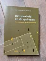 Boek ‘Het speelveld en de spelregels’ van Acco, Boeken, Studieboeken en Cursussen, Ophalen of Verzenden, Gelezen, Hogeschool, Acco