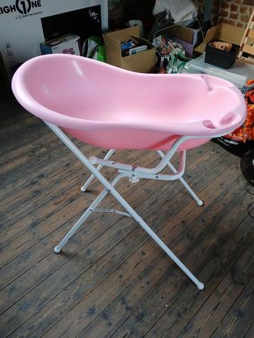 Babybadje met staander met ligzitje beschikbaar voor biedingen