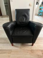Zwaar, zwart, degelijk fauteuil. Leer. Houten poten., 75 à 100 cm, Enlèvement, Utilisé, Cuir