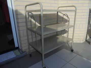 Groot militair administratief karretje beschikbaar voor biedingen