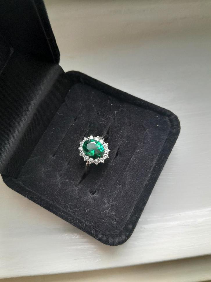 Klassieke zilveren damesring met een smaragd kleurige steen, Handtassen en Accessoires, Ringen, Nieuw, Dame, Kleiner dan 17, Groen