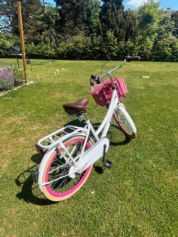 24 inch meisjesfiets met roze krat beschikbaar voor biedingen