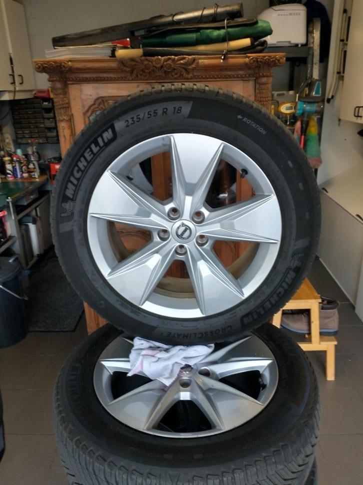 VolvoXC40 banden en velgen all season, Auto-onderdelen, Banden en Velgen, Band(en), All Season, 18 inch, 235 mm, Personenwagen