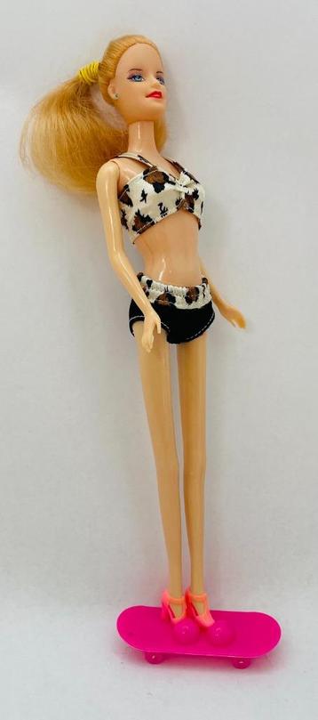 Barbie met skateboard beschikbaar voor biedingen