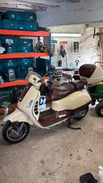 Vespa GTv 250 akrapovic, Motos, Motos | Piaggio, Particulier, Scooter, 12 à 35 kW