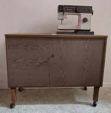 Naaimachine - Husqvarna 4100 incl. houten meubel op wielen  beschikbaar voor biedingen