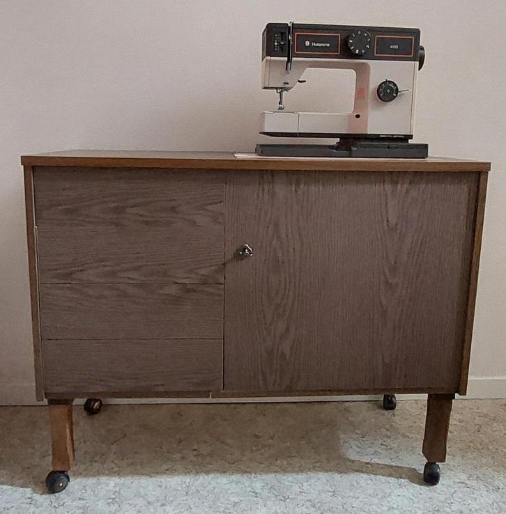 Naaimachine - Husqvarna 4100 incl. houten meubel op wielen, Hobby en Vrije tijd, Naaimachines en Toebehoren, Zo goed als nieuw