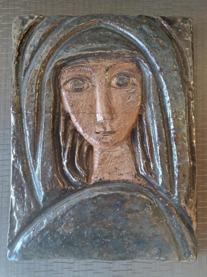 Keramisch reliëf: gestileerde vrouwenfiguur., Antiek en Kunst, Antiek | Keramiek en Aardewerk, Ophalen