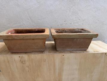 2 terracotta plantenbakjes beschikbaar voor biedingen