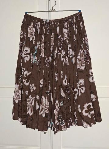 Bruine rok met roze bloemnprint beschikbaar voor biedingen