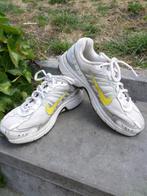 Baskets Nike fille blanches et jaunes lacets taille 37,5, Fille, Utilisé, Enlèvement ou Envoi, Chaussures de sport