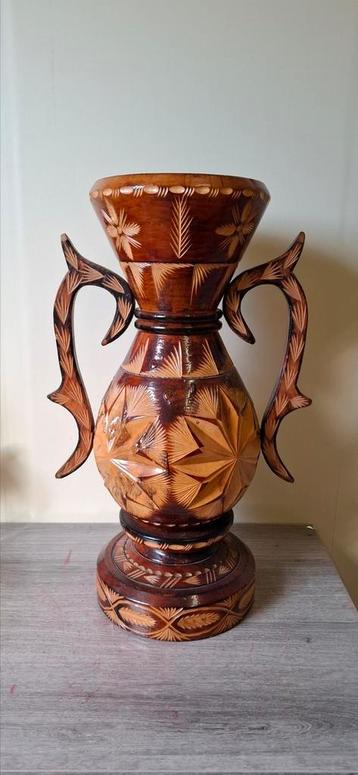 Gesculpteerde vaas beschikbaar voor biedingen