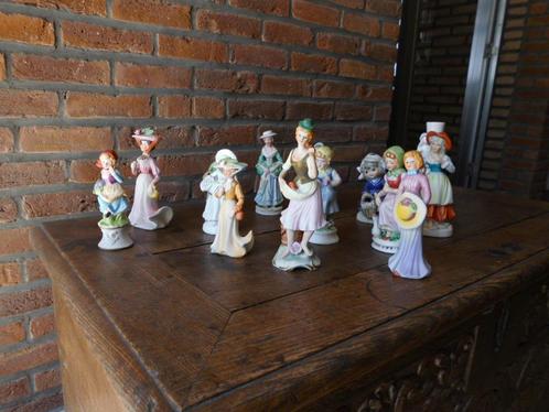 Beeldjes in biscuit: dames met hoed, Verzamelen, Beelden en Beeldjes, Gebruikt, Ophalen