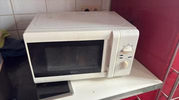 Microwave, a bit dirty but works perfectly fine beschikbaar voor biedingen