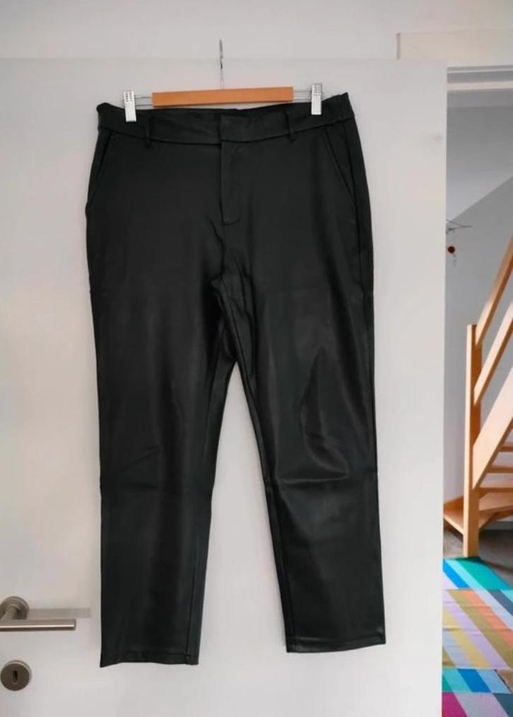 Leather look broek 40 Youh. Steekzakjes, Kleding | Dames, Broeken en Pantalons, Zo goed als nieuw, Maat 38/40 (M), Zwart, Lang