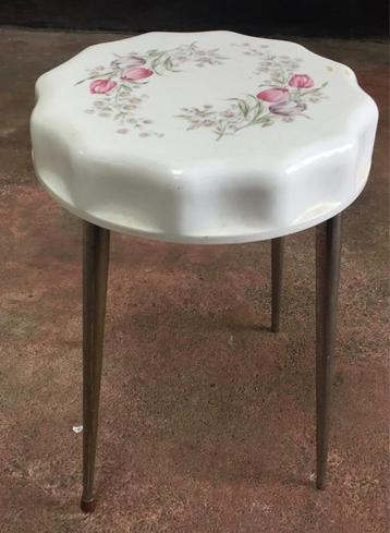 Vintage capsule bijzettafeltje jaren '60 beschikbaar voor biedingen