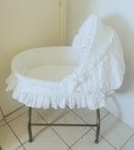 Rieten babywiegje op wieltjes met nieuwe matras, Kinderen en Baby's, Ophalen
