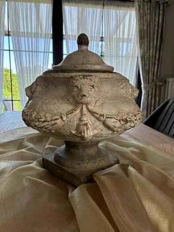 Mooie decoratieve kom beschikbaar voor biedingen