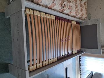 Eenpersoonsbed + verstelbare lattenbodem beschikbaar voor biedingen