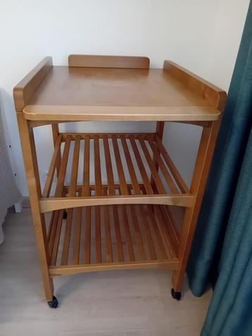 Commode met matras beschikbaar voor biedingen