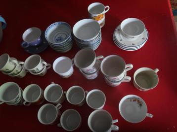 vaisselle rétro, différentes tasses à café, tasses