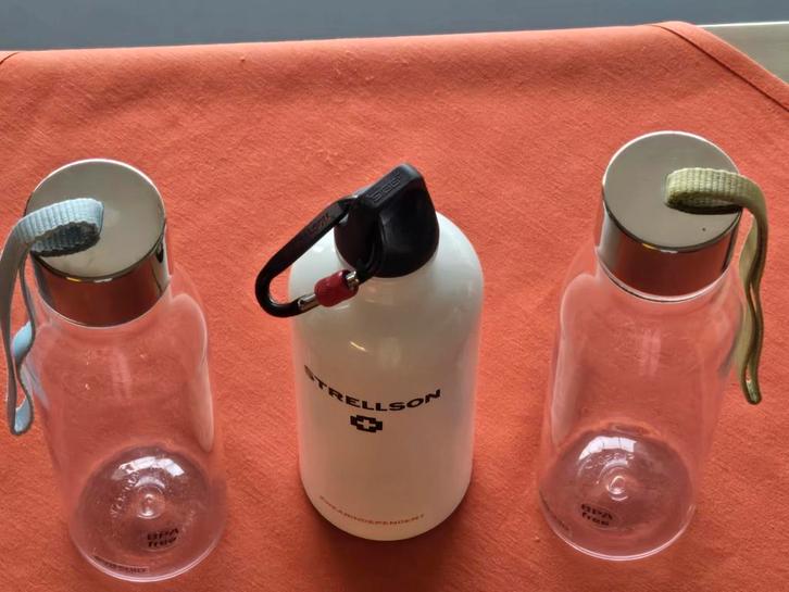 Drie nieuwe drinkbussen nooit in gebruik geweest getekend, Sport en Fitness, Drinkbussen, Ophalen of Verzenden