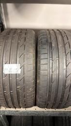 2 pneus Bridgestone 225/35/19 avec support, Enlèvement, Comme neuf