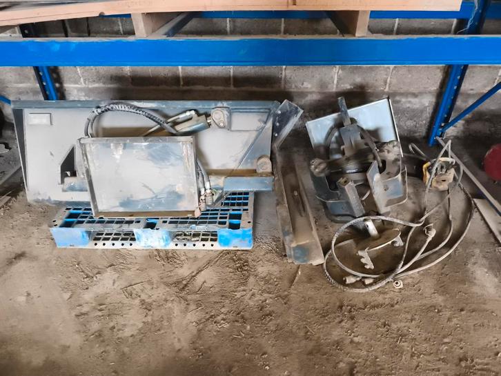 Knikmops zijkiepbak blokkenklem rotator, Zakelijke goederen, Machines en Bouw | Kranen en Graafmachines, Ophalen