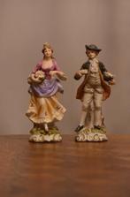 biscuit beelden - koppel met mandje bloemen - 20cm, Antiek en Kunst, Ophalen of Verzenden