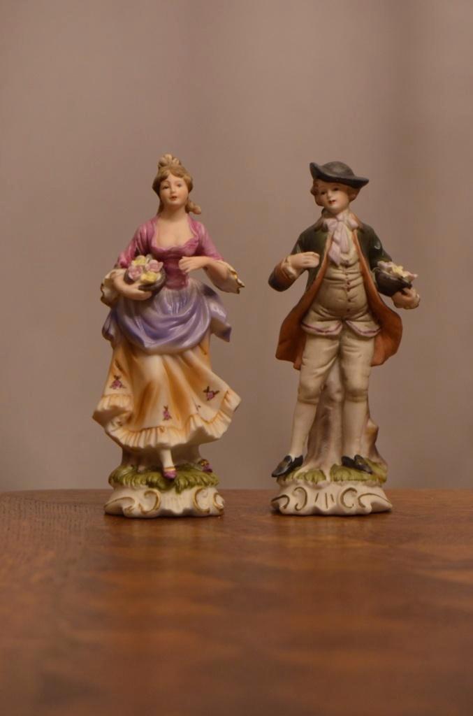 biscuit beelden - koppel met mandje bloemen - 20cm, Antiek en Kunst, Curiosa en Brocante, Ophalen of Verzenden