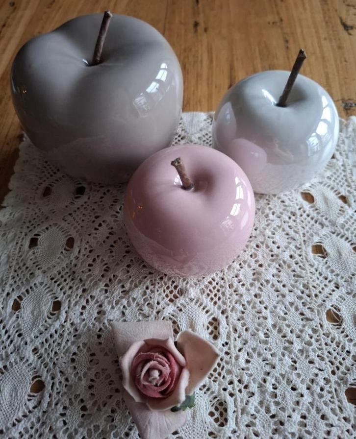 3 Keramieke decoratie appels, grijs, roze, wit, Huis en Inrichting, Woonaccessoires | Overige, Gebruikt, Ophalen of Verzenden