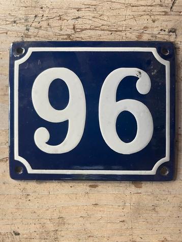 Huisnummer 69 - 96 en 94 emaille beschikbaar voor biedingen