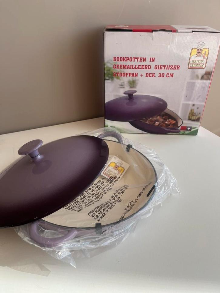 Stoofpan in gietijzer paars NIEUW, Huis en Inrichting, Keuken | Potten en Pannen, Nieuw, Gietijzer, Ophalen