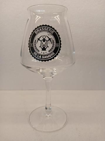 Mooi glas op een standaard van de BRASSERIE DE LA SAMBRE in  beschikbaar voor biedingen