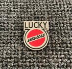 PIN - LUCKY STRIKE - LUCKY SERVICES, Verzamelen, Verzenden, Gebruikt, Overige onderwerpen, Speldje of Pin